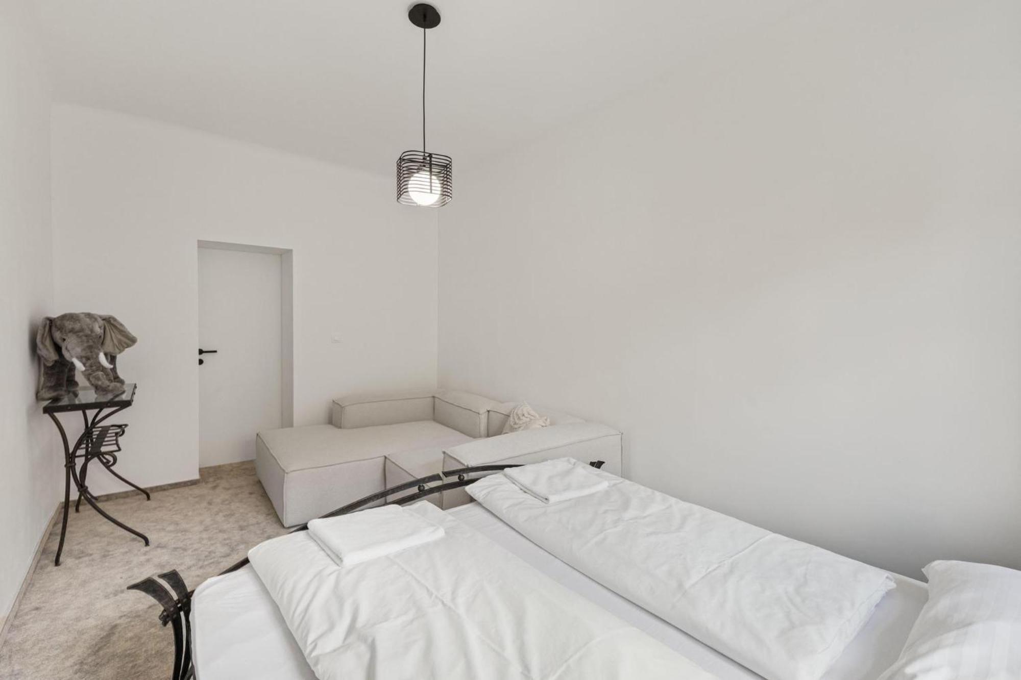 Ah Luxury Old Town Apartment Братислава Екстериор снимка